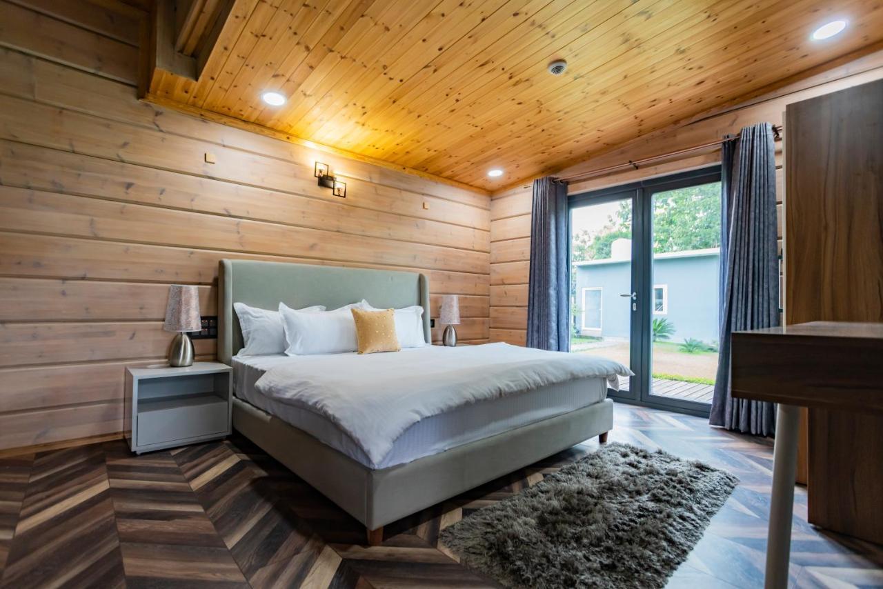 Saffronstays Paradise Pines, Dehradun - Cliff Villa With Valley & Forest Views 외부 사진